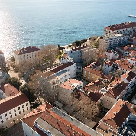 Beigestone Luxury Center By Belmont Realty Ζαντάρ