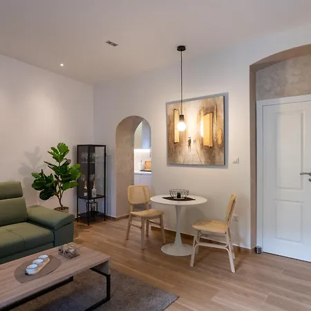 Beigestone Luxury Center By Belmont Realty *